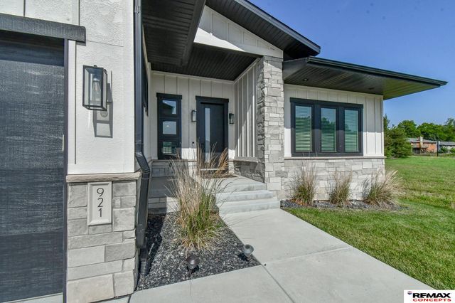 921 S 88th Street, Lincoln, NE 68520