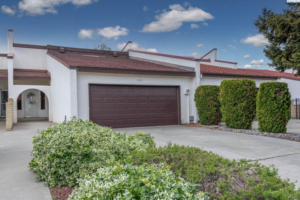 1923 Meadows Dr N, Richland, WA 99352