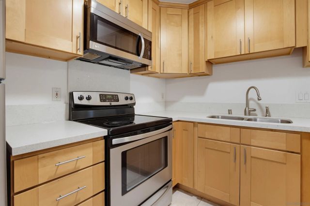8332 Regents Rd E, San Diego, CA 92122