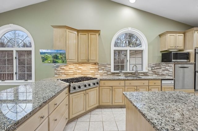 9 Nuthatch Ct, Allamuchy Twp., NJ 07840