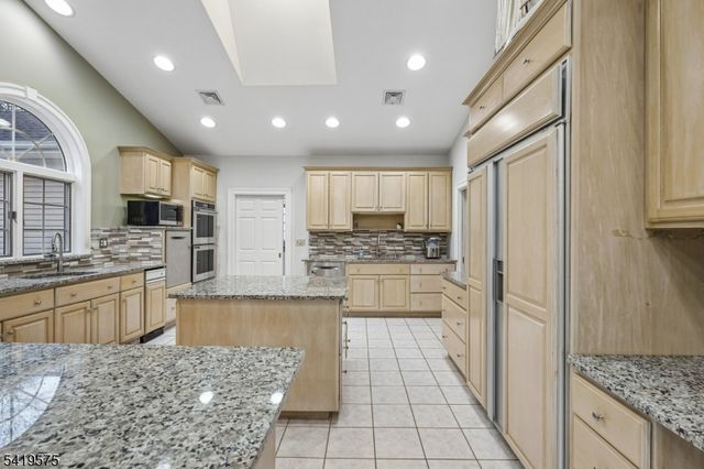 9 Nuthatch Ct, Allamuchy Twp., NJ 07840