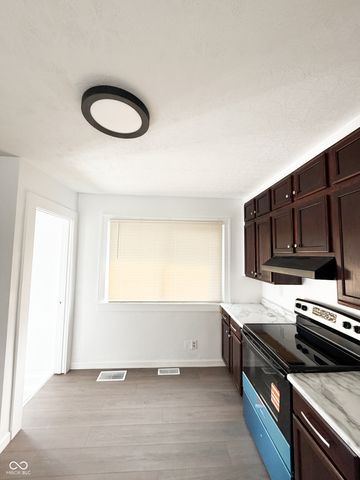 61 N 8th Avenue, Beech Grove, IN 46107