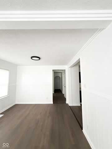 61 N 8th Avenue, Beech Grove, IN 46107