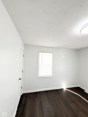 61 N 8th Avenue, Beech Grove, IN 46107