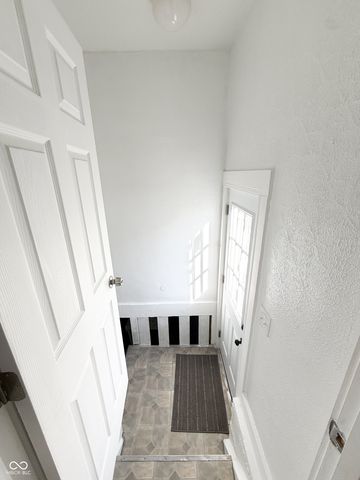 61 N 8th Avenue, Beech Grove, IN 46107