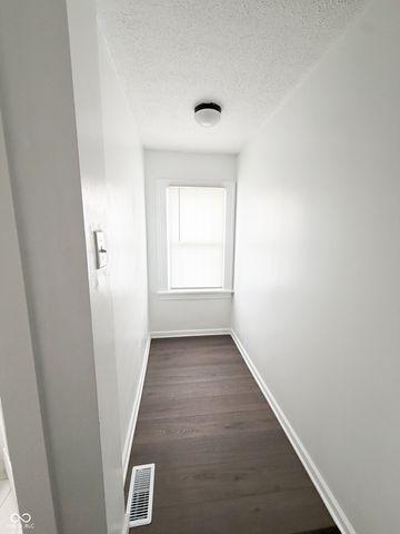 61 N 8th Avenue, Beech Grove, IN 46107