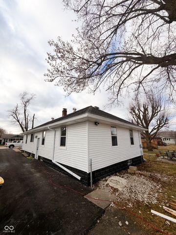 61 N 8th Avenue, Beech Grove, IN 46107