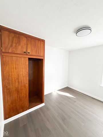 61 N 8th Avenue, Beech Grove, IN 46107