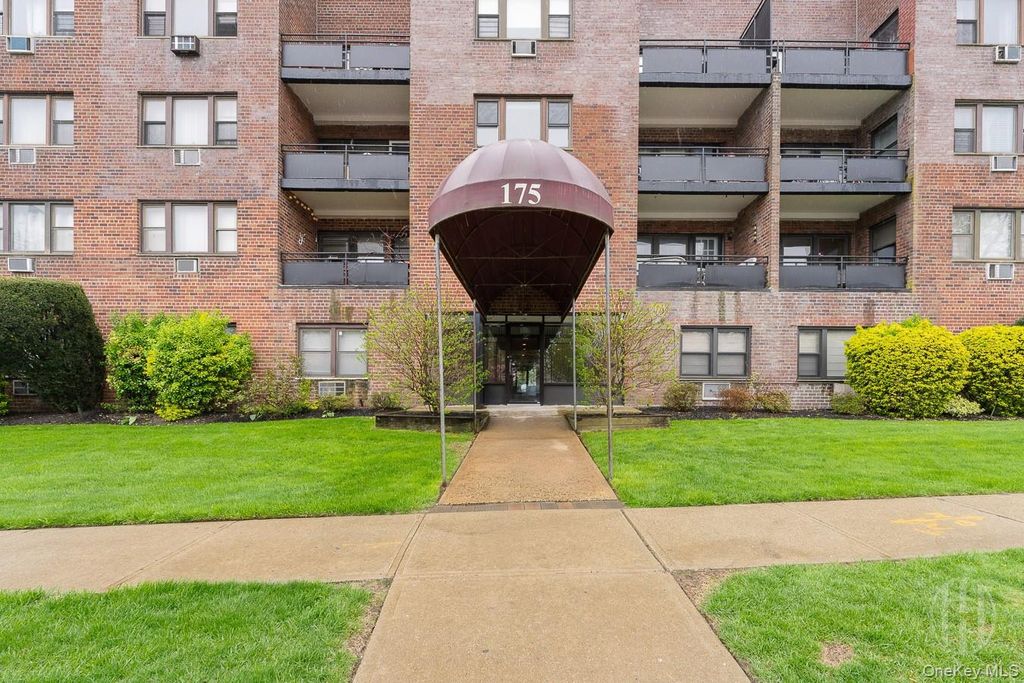 175 Archer Street 3E, Freeport, NY 11520
