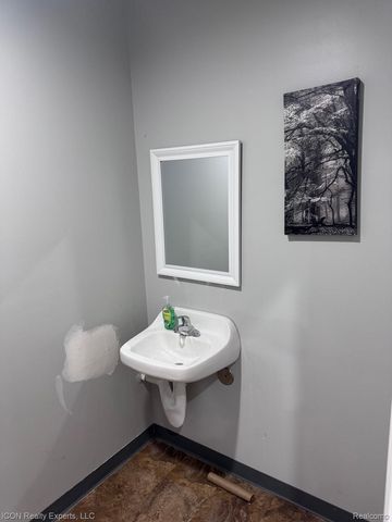 29323 Gratiot Avenue, Roseville, MI 48066