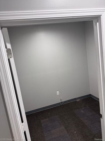 29323 Gratiot Avenue, Roseville, MI 48066