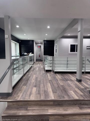 29323 Gratiot Avenue, Roseville, MI 48066