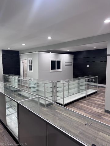 29323 Gratiot Avenue, Roseville, MI 48066