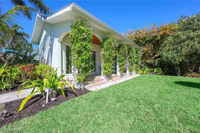 1438 Murex DR, Naples, FL 34102