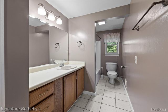1312 Merry Road, Waterford, MI 48328