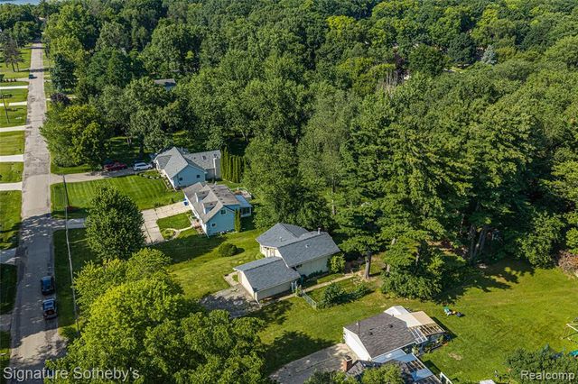 1312 Merry Road, Waterford, MI 48328