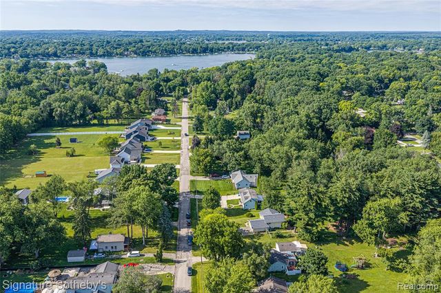 1312 Merry Road, Waterford, MI 48328
