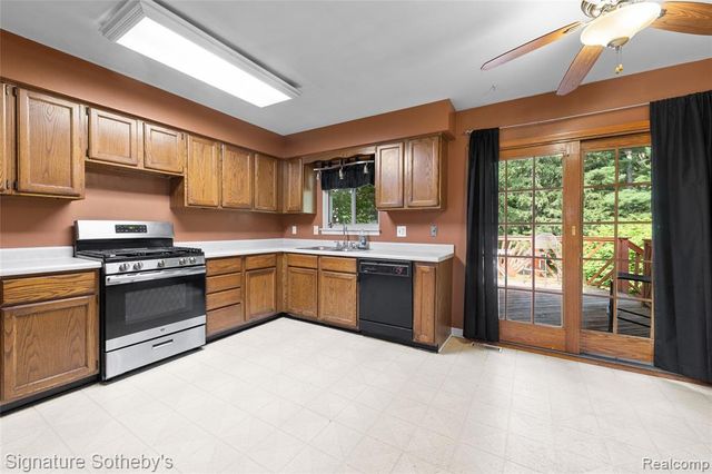 1312 Merry Road, Waterford, MI 48328