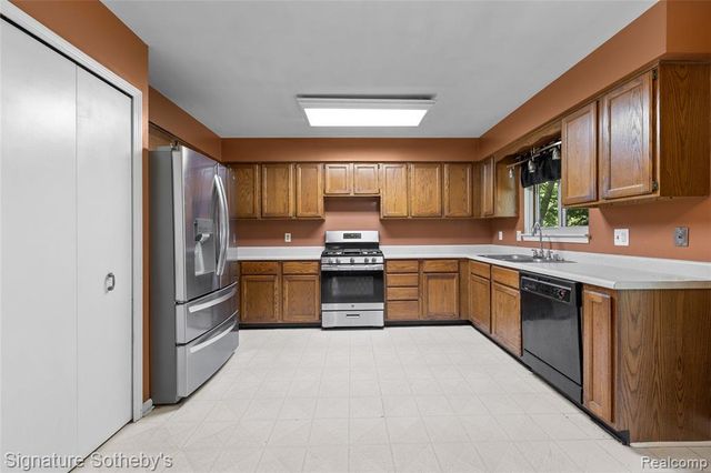 1312 Merry Road, Waterford, MI 48328