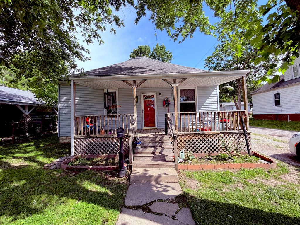 Image 1 of property listing at 300 W Allmon Street, Salem, IL 62881