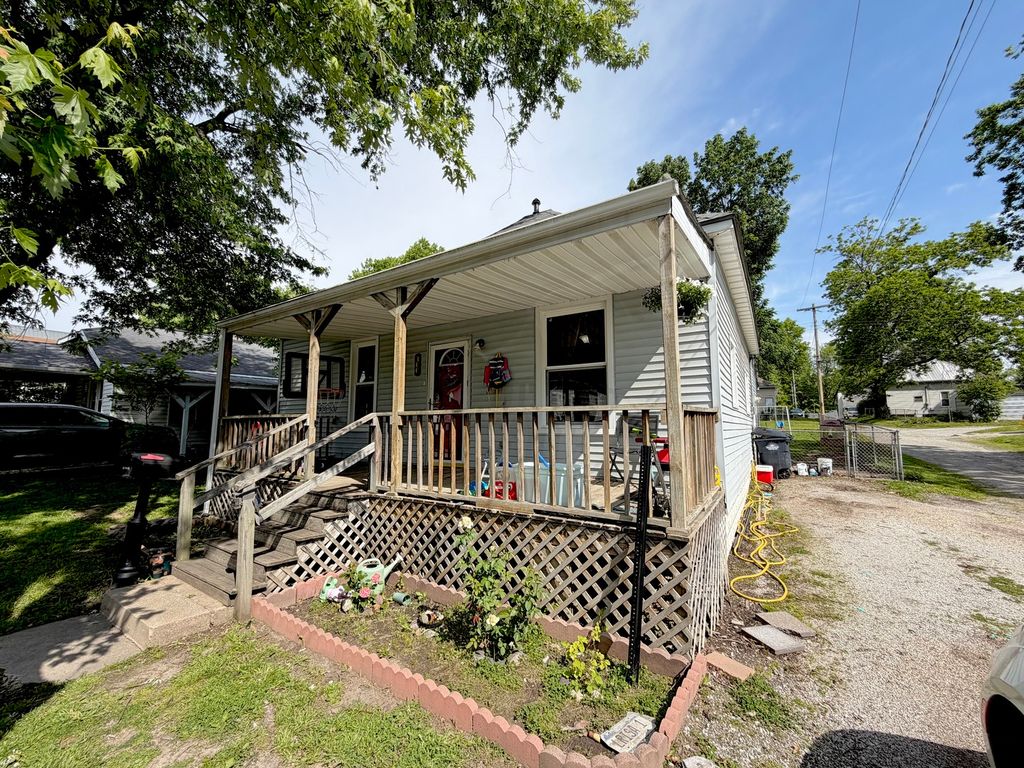 Image 2 of property listing at 300 W Allmon Street, Salem, IL 62881