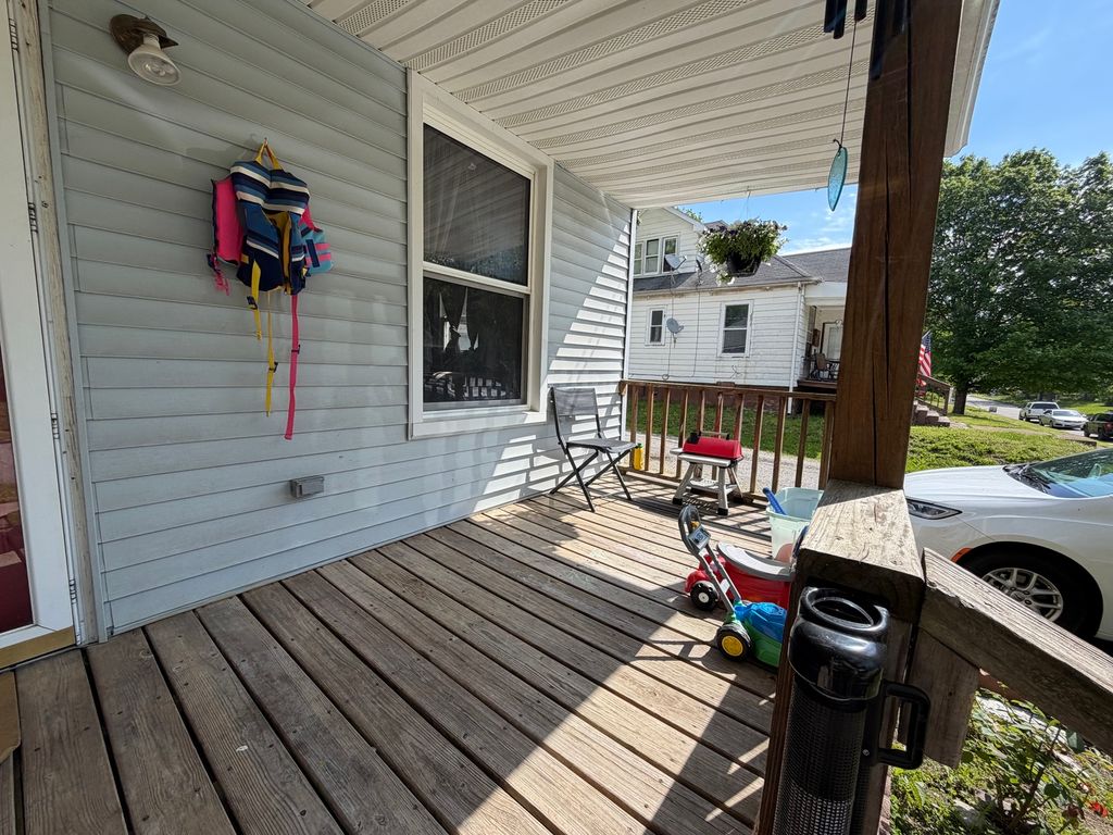 Image 3 of property listing at 300 W Allmon Street, Salem, IL 62881
