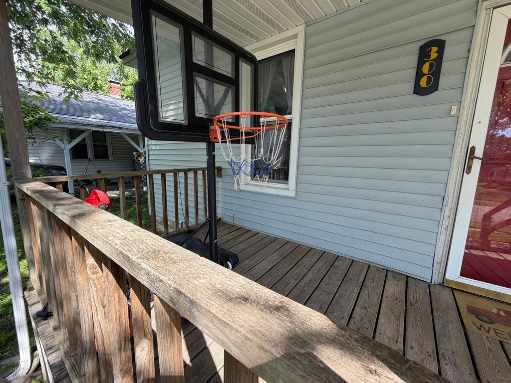 Image 4 of property listing at 300 W Allmon Street, Salem, IL 62881