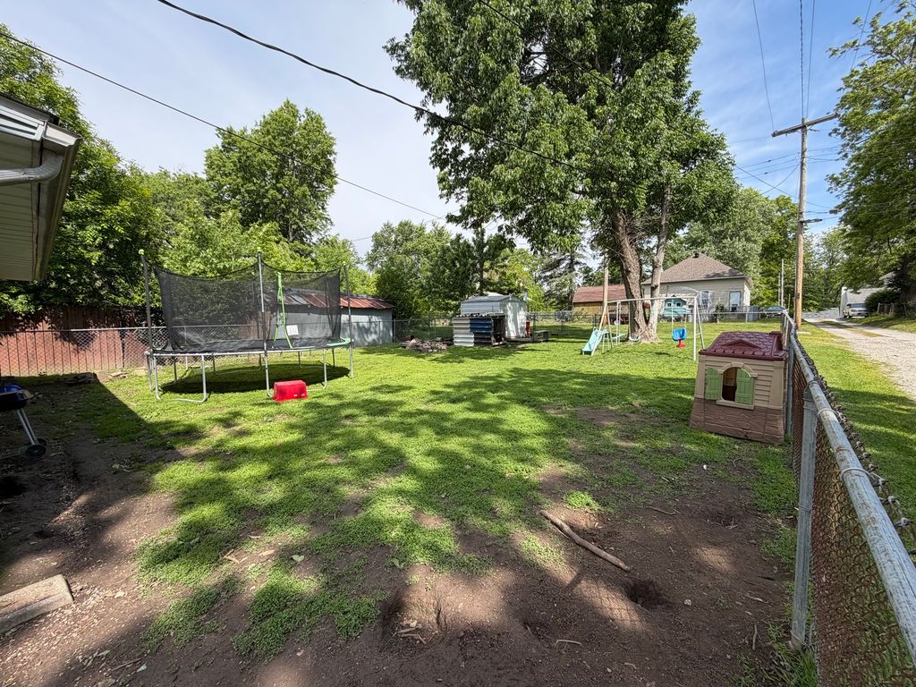 Image 5 of property listing at 300 W Allmon Street, Salem, IL 62881