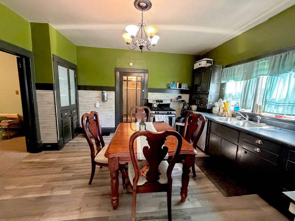Image 8 of property listing at 300 W Allmon Street, Salem, IL 62881