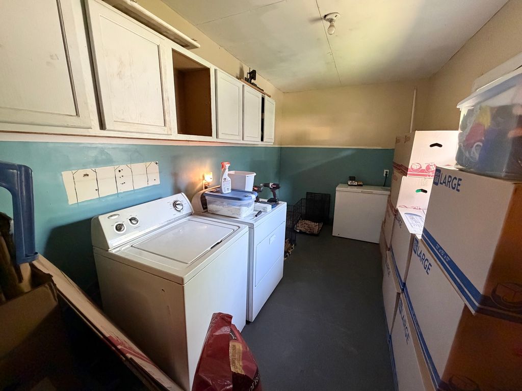 Image 10 of property listing at 300 W Allmon Street, Salem, IL 62881