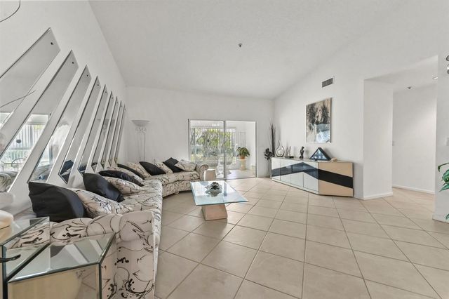 5952 Regal Glen Drive 207, Boynton Beach, FL 33437