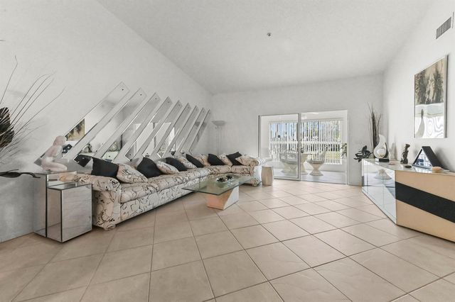 5952 Regal Glen Drive 207, Boynton Beach, FL 33437