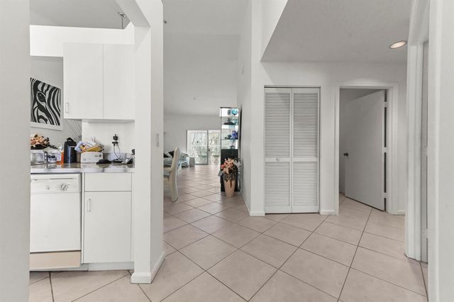 5952 Regal Glen Drive 207, Boynton Beach, FL 33437