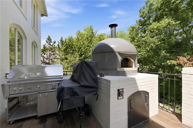 3048 W 118th Terrace, Leawood, KS 66211