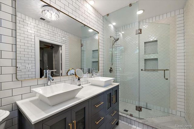 31505 Kennoway Court, Beverly Hills Village, MI 48025