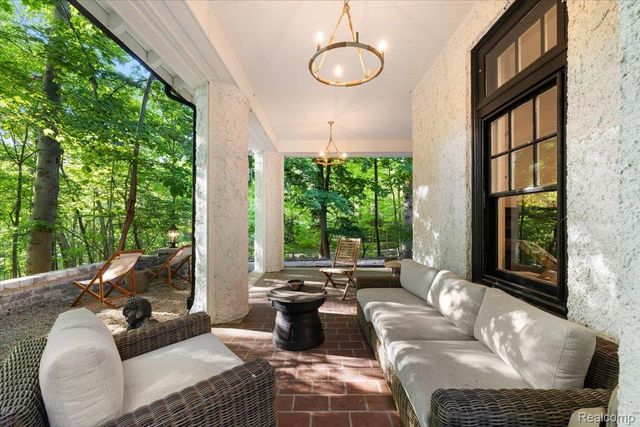 31505 Kennoway Court, Beverly Hills Village, MI 48025