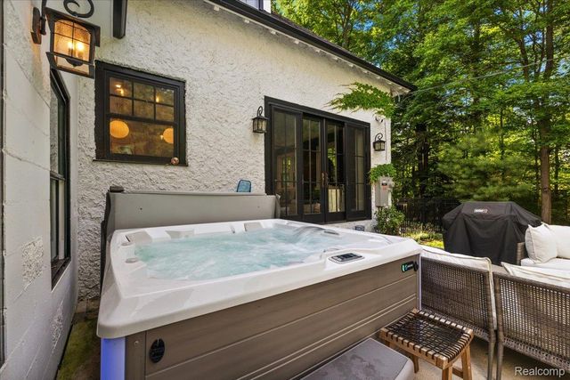 31505 Kennoway Court, Beverly Hills Village, MI 48025