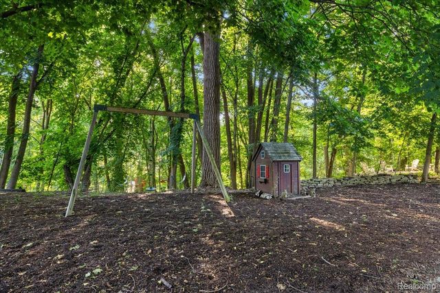 31505 Kennoway Court, Beverly Hills Village, MI 48025