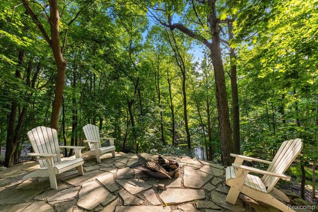 31505 Kennoway Court, Beverly Hills Village, MI 48025