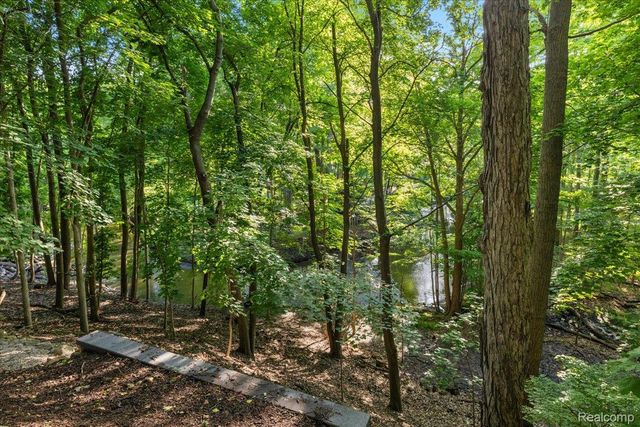 31505 Kennoway Court, Beverly Hills Village, MI 48025