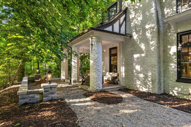 31505 Kennoway Court, Beverly Hills Village, MI 48025