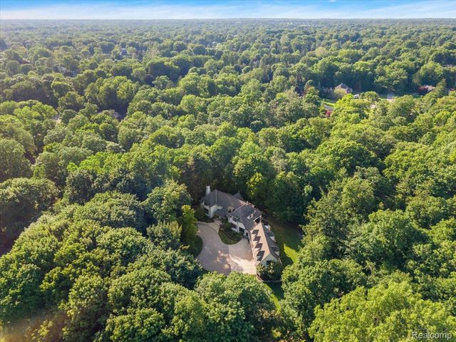 31505 Kennoway Court, Beverly Hills Village, MI 48025