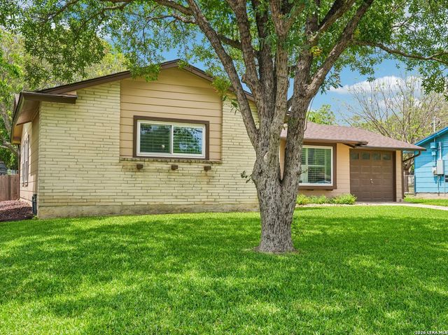 915 HORSESHOE TRL, Universal City, TX 78148