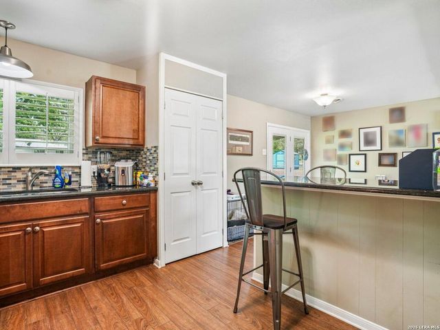 915 HORSESHOE TRL, Universal City, TX 78148