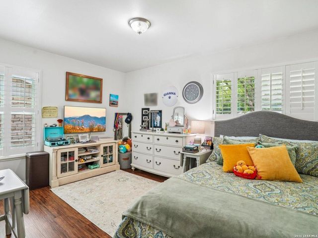 915 HORSESHOE TRL, Universal City, TX 78148