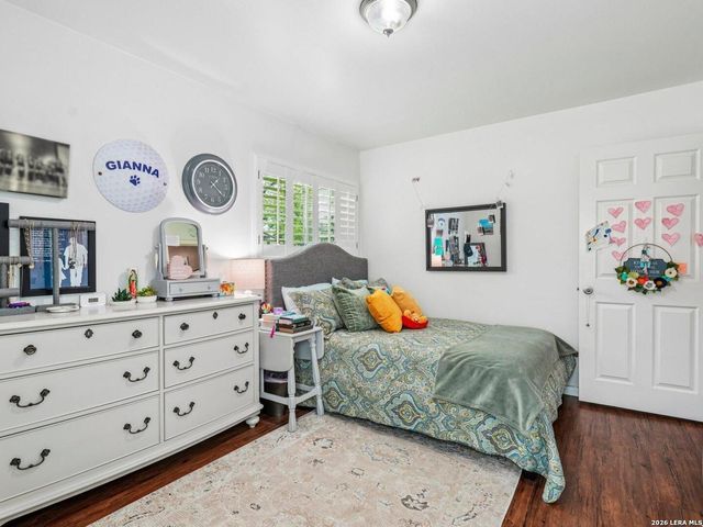 915 HORSESHOE TRL, Universal City, TX 78148