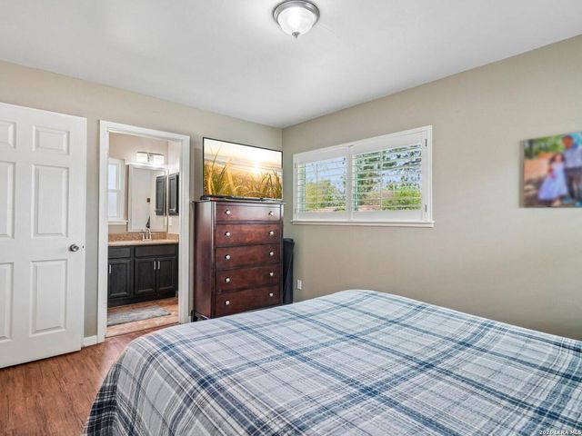 915 HORSESHOE TRL, Universal City, TX 78148