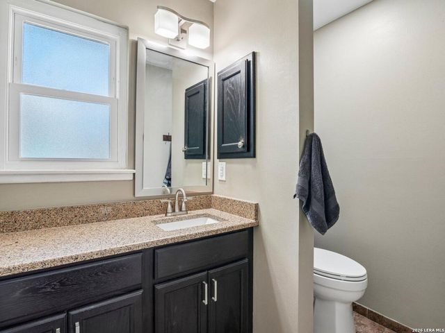 915 HORSESHOE TRL, Universal City, TX 78148