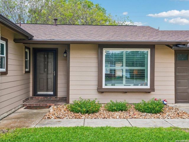 915 HORSESHOE TRL, Universal City, TX 78148