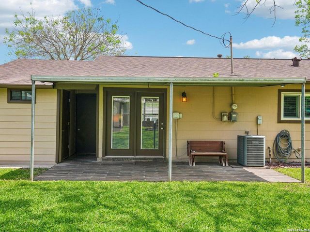 915 HORSESHOE TRL, Universal City, TX 78148